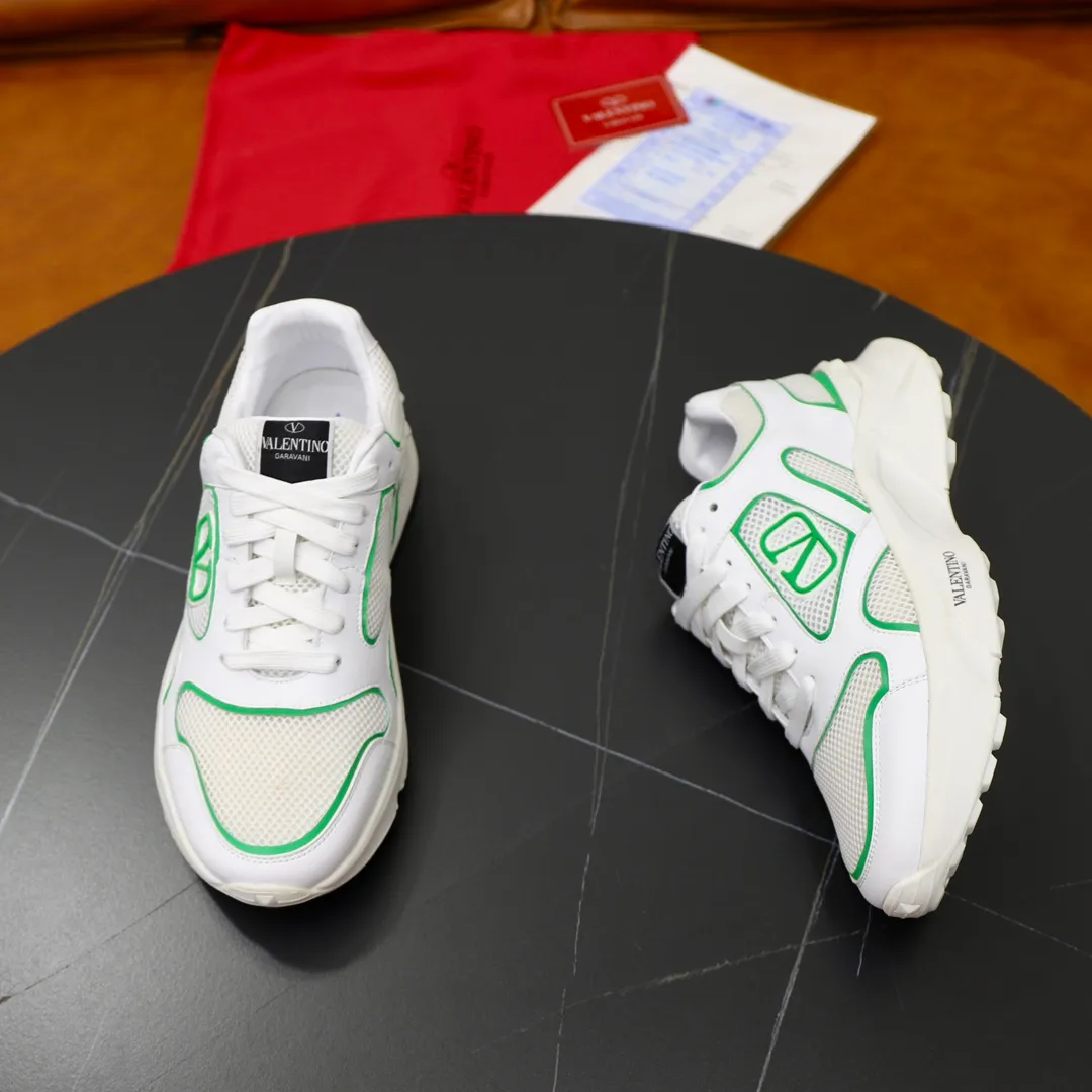 Ex-factory price: 460💰VALENTINO/Valentino 2025s men's latest low-top thick-soled sports shoes are shipped. Made with heavy industry, men's fine casual sports shoes, versatile style. Made of fabric mesh upper, rubber lines embellished with geometric segmentation upper, hand-sewn, novel and fashionable, rubber soles with rivet details on the front and back, VALENTINO GARAVANI LOGO printed on the side, and Valentino Garavani decorative inlay on the tongue. Logo, comfortable, breathable and durable on the feet! Comes with full original packaging! Code number: 38-39-40-41-42-43-44 (45 can be customized)